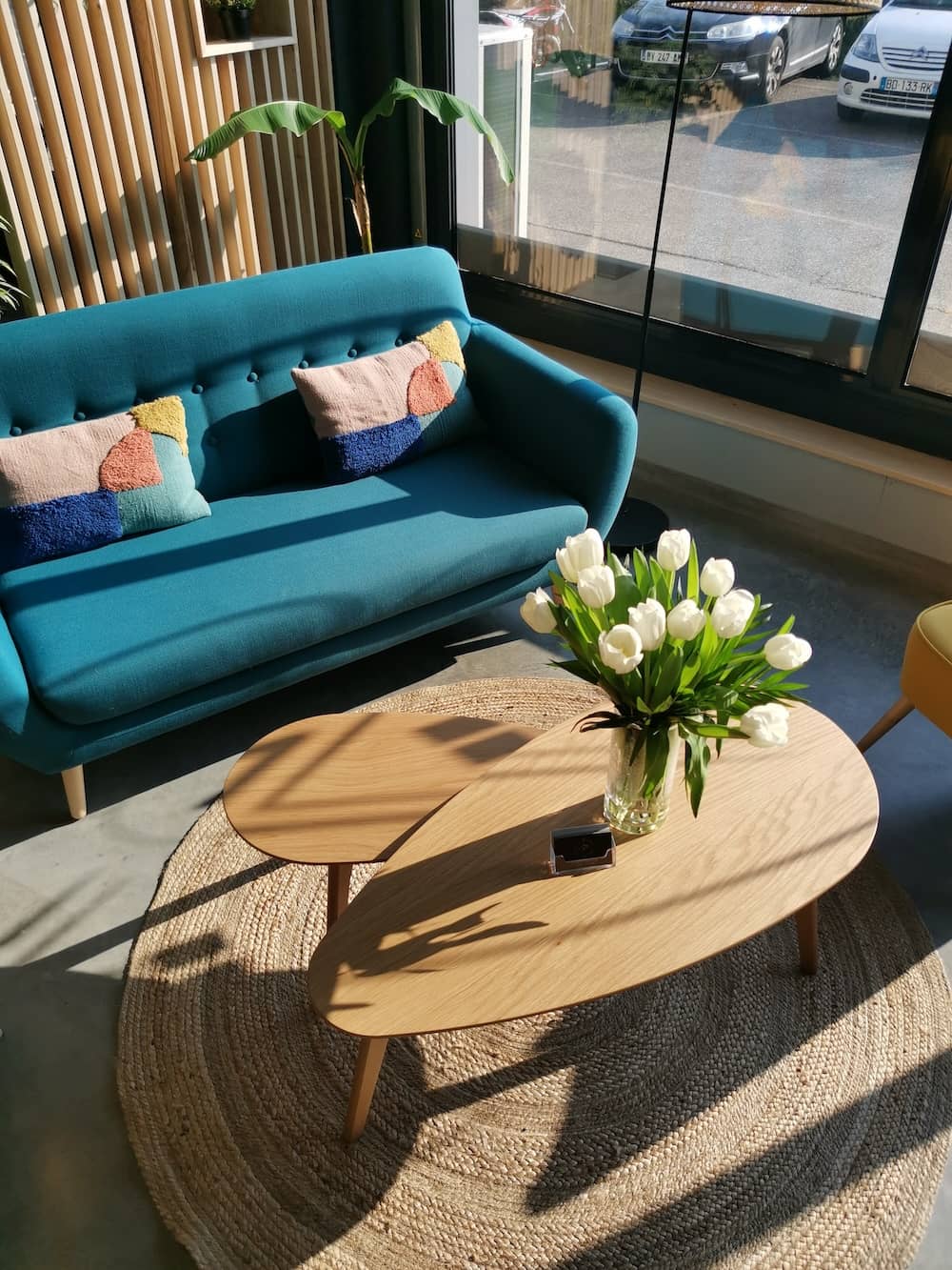 Canapé bleu et petite table basse en bois