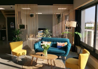 Espace accueil des clients canapés assortis ambiance cosy Saint-André-de-Corcy
