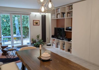 Après aménagement pièce de vie modernisée à villefranche-sur-saône avec meuble tv sur mesure, table en bois et suspension design