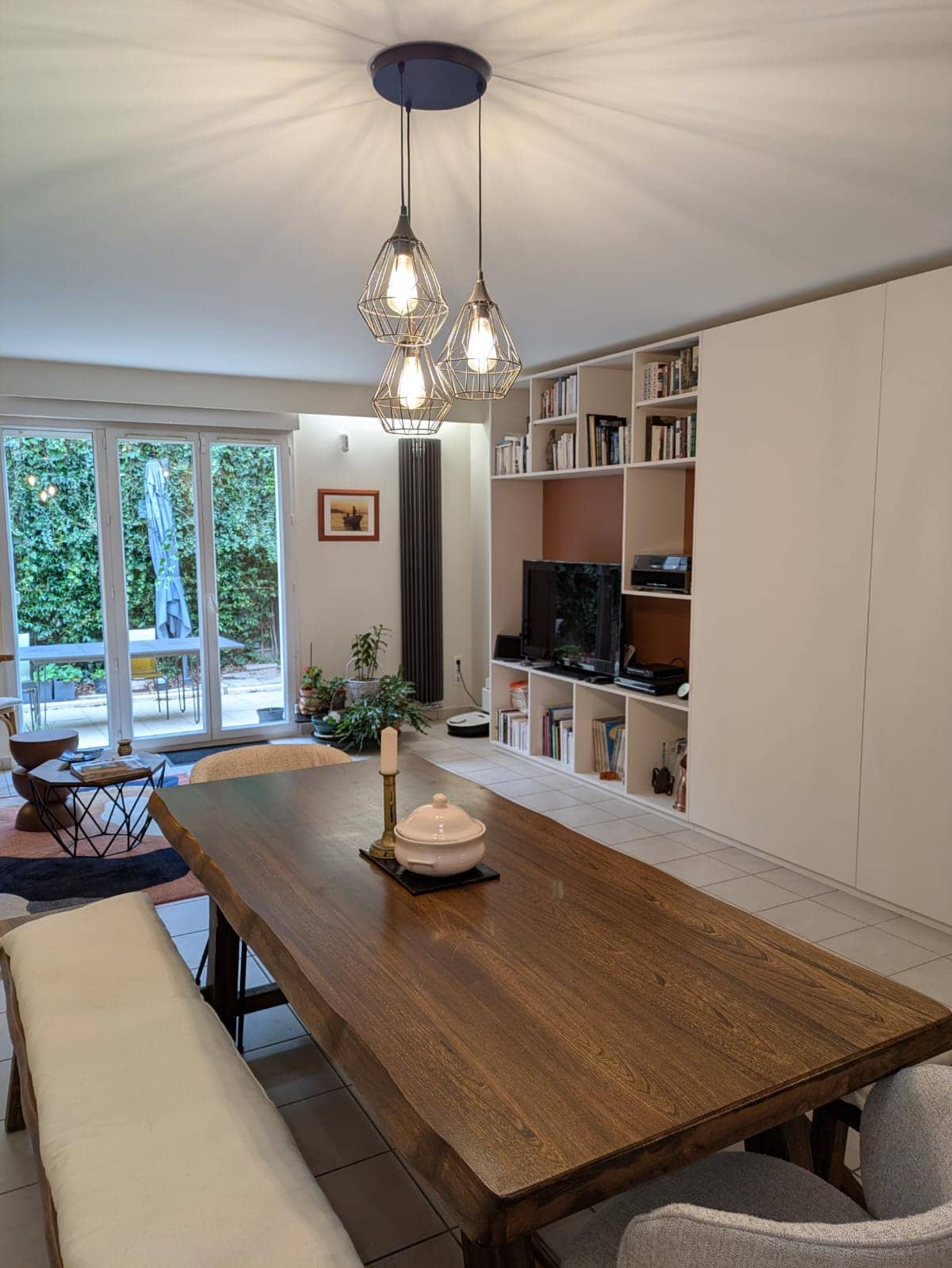 Après aménagement pièce de vie modernisée à villefranche-sur-saône avec meuble tv sur mesure, table en bois et suspension design