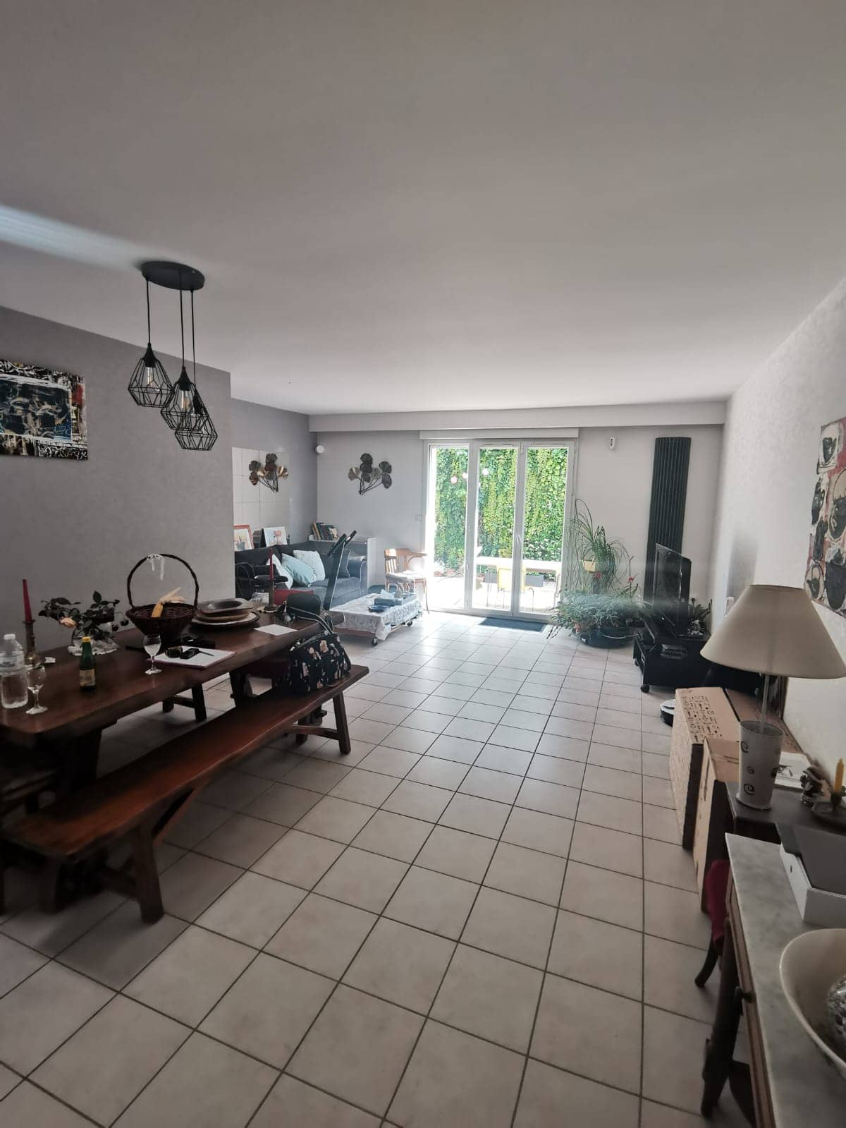 Avant coaching déco pièce de vie à villefranche-sur-saône avec salon ouvert, table en bois foncé et espace à moderniser