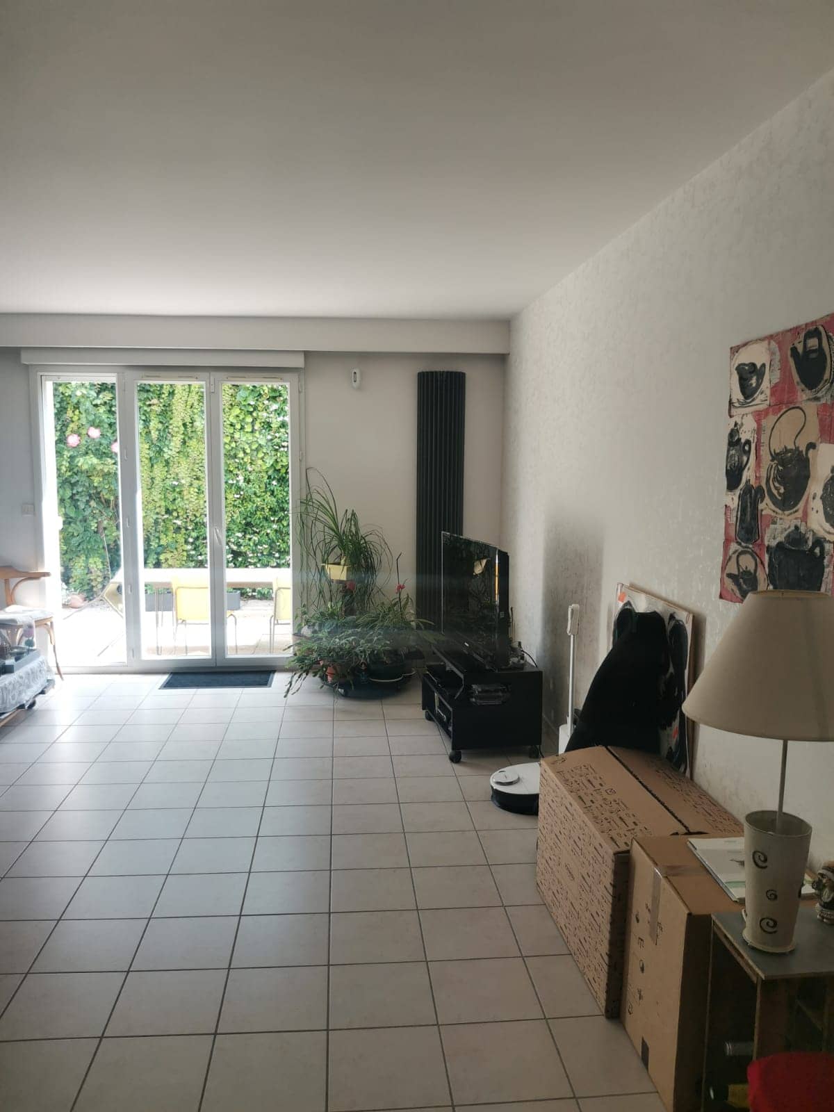 Avant rénovation pièce de vie à villefranche-sur-saône avec salon salle à manger carrelage clair et mobilier existant