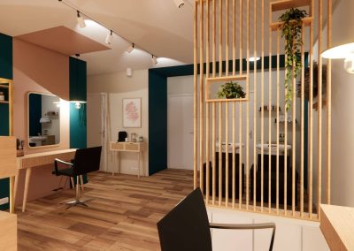 Visuel 3d d’un salon de coiffure à belleville-en-beaujolais avec espace coiffage, claustra bois, peinture rose poudré et bleu énergique